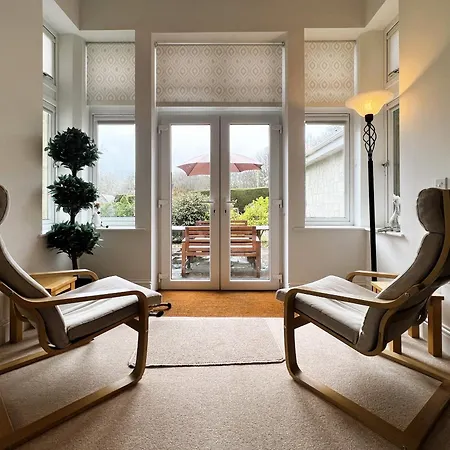2 Manor - Ground Floor Overlooking Park In Old Village *