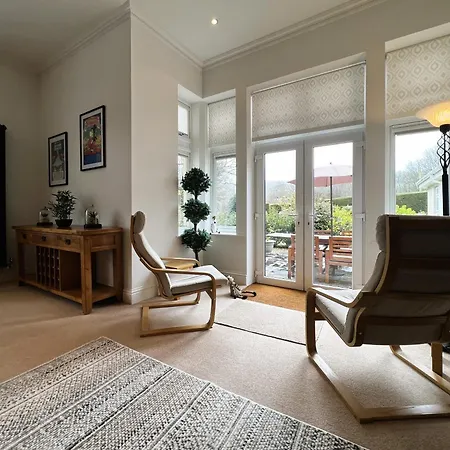 Apartment 2 Manor - Ground Floor Overlooking Park In Old Village *