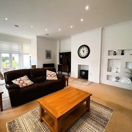 2 Manor - Ground Floor Overlooking Park In Old Village