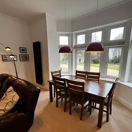 2 Manor - Ground Floor Overlooking Park In Old Village Apartment *