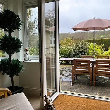 2 Manor - Ground Floor Overlooking Park In Old Village Apartment