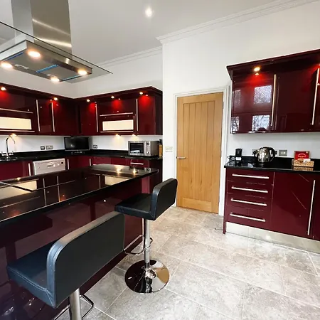 Apartment 2 Manor - Ground Floor Overlooking Park In Old Village