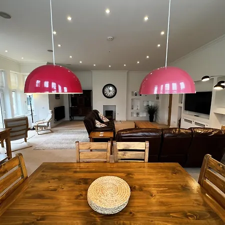 2 Manor - Ground Floor Overlooking Park In Old Village *