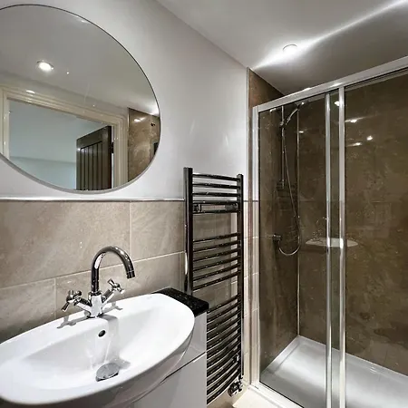 2 Manor - Ground Floor Overlooking Park In Old Village
