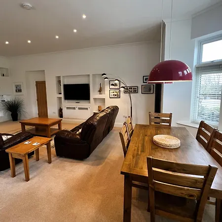 2 Manor - Ground Floor Overlooking Park In Old Village Apartment *