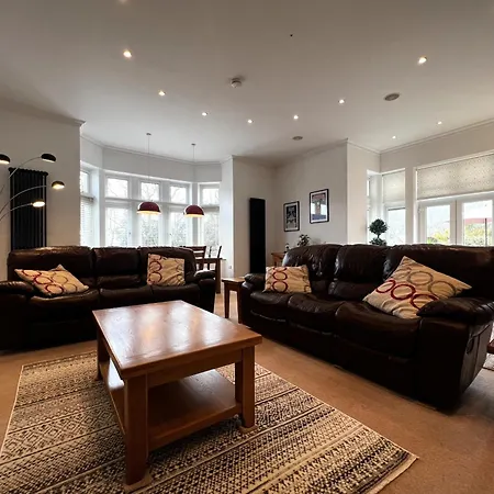 2 Manor - Ground Floor Overlooking Park In Old Village Apartment