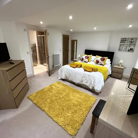 2 Manor - Ground Floor Overlooking Park In Old Village *