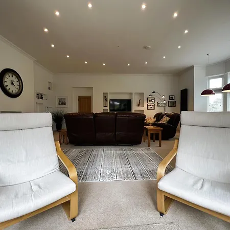 Apartment 2 Manor - Ground Floor Overlooking Park In Old Village
