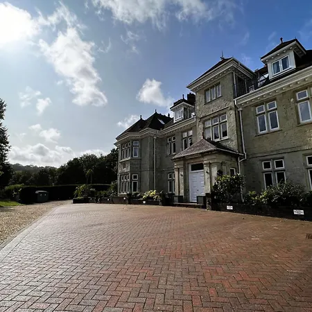 2 Manor - Ground Floor Overlooking Park In Old Village *