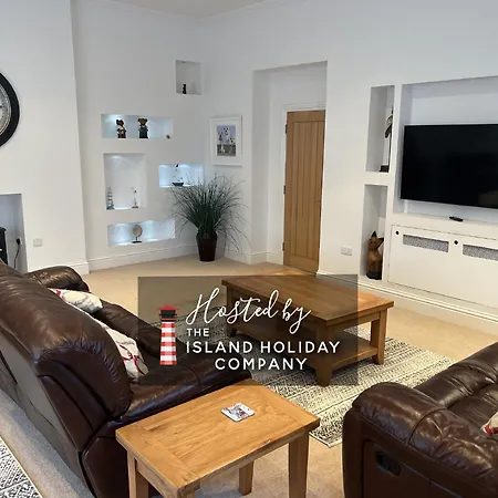 2 Manor - Ground Floor Overlooking Park In Old Village Apartment *
