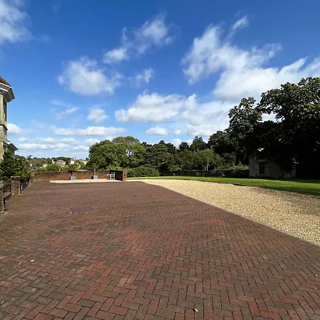 2 Manor - Ground Floor Overlooking Park In Old Village Apartment *