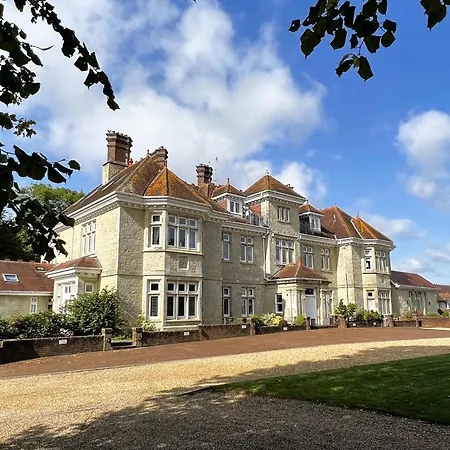 2 Manor - Ground Floor Overlooking Park In Old Village Shanklin