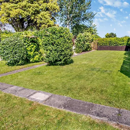 4 Bed In Ic068 Shanklin