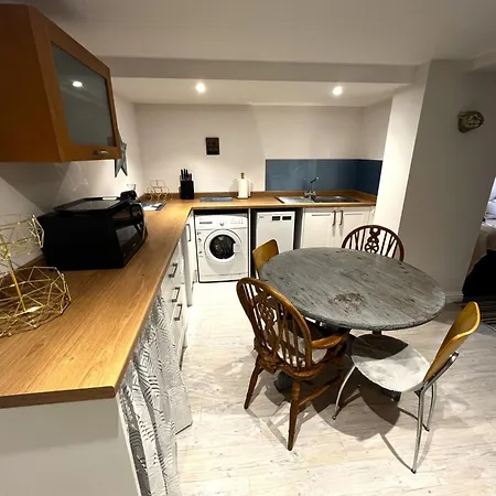 Beautiful 1-bedroom With Pool - Great Ferry Offers Apartment