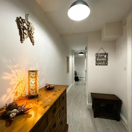 Apartment Beautiful 1-bedroom With Pool - Great Ferry Offers