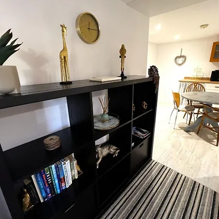 Apartment Beautiful 1-bedroom With Pool - Great Ferry Offers *