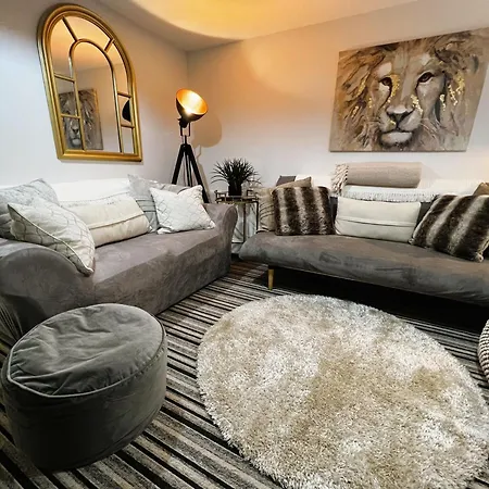 Beautiful 1-bedroom With Pool - Great Ferry Offers Apartment