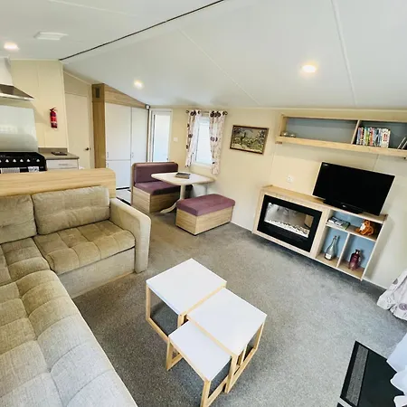 3 Bedroom Caravan Lg17, Shanklin, Isle Of Wight *