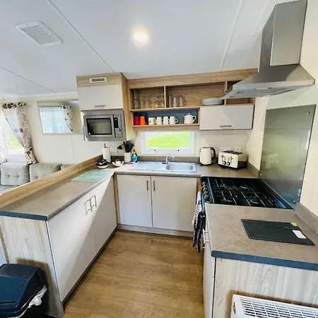 3 Bedroom Caravan Lg17, Shanklin, Isle Of Wight *