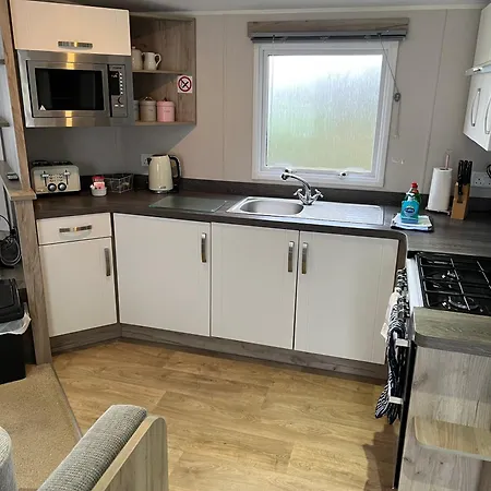 3 Bedroom Caravan Mc37, Shanklin, Isle Of Wight Apartment *