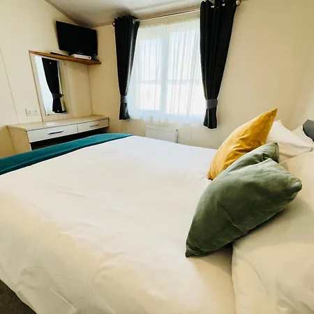 2 Bedroom Lodge, Og30, Shanklin, Isle Of Wight Holiday home *