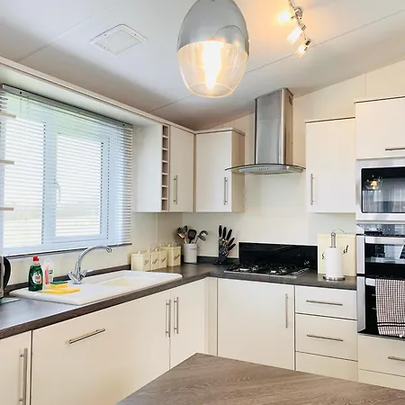 2 Bedroom Lodge, Og30, Shanklin, Isle Of Wight Holiday home Shanklin