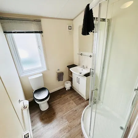 2 Bedroom Lodge, Og30, Shanklin, Isle Of Wight * Shanklin