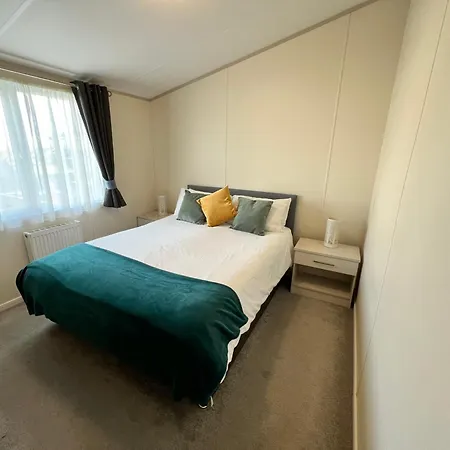 2 Bedroom Lodge, Og30, Shanklin, Isle Of Wight Holiday home