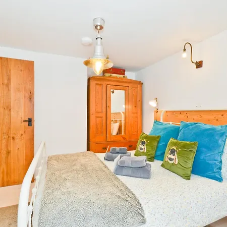 1 Apse Castle - Chocolate Box Cottage, Pet-friendly 16th Century Cottage, Surrounded By Ancient Woodland In