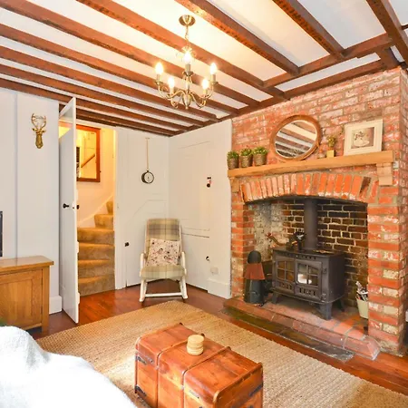 1 Apse Castle - Chocolate Box Cottage, Pet-friendly 16th Century Cottage, Surrounded By Ancient Woodland In Holiday home *