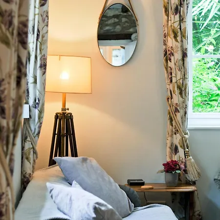1 Apse Castle - Chocolate Box Cottage, Pet-friendly 16th Century Cottage, Surrounded By Ancient Woodland In Holiday home