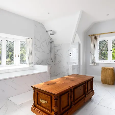 Luccombe Chine House - Rare Find A Spectacular Secluded Coastal Manor With Breathtaking Ocean View, Near Old Village Shanklin