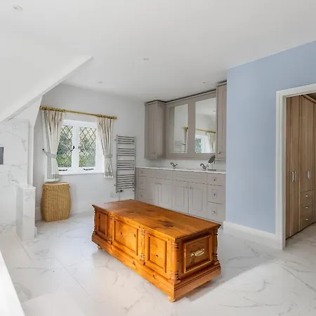 Luccombe Chine House - Rare Find A Spectacular Secluded Coastal Manor With Breathtaking Ocean View, Near Old Village Shanklin