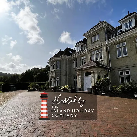 2 Manor - Ground Floor Overlooking Park In Old Village