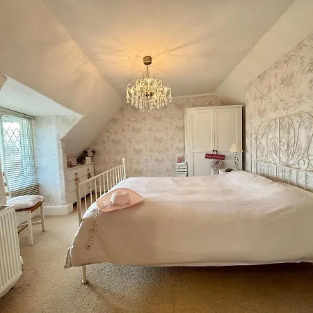 Enchanting 4 Bedroom Apartment *