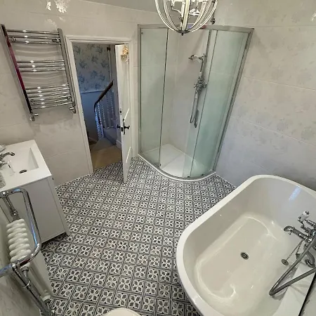 Enchanting 4 Bedroom Apartment *