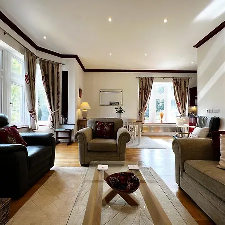6 Manor - Family Friendly In Old Village Apartment Shanklin