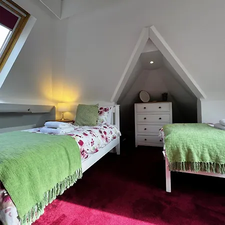 6 Manor - Family Friendly In Old Village Apartment Shanklin