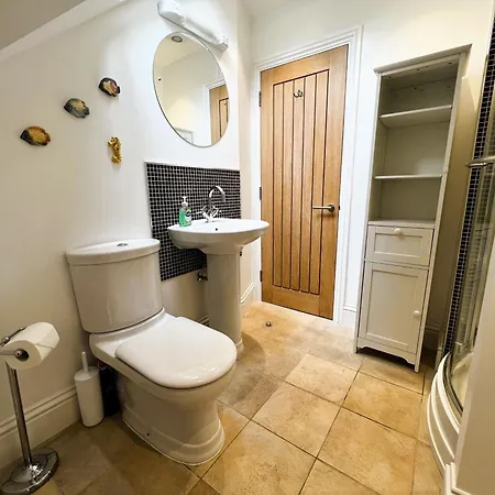 6 Manor - Family Friendly In Old Village Apartment