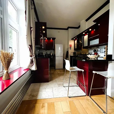 6 Manor - Family Friendly In Old Village Apartment Shanklin