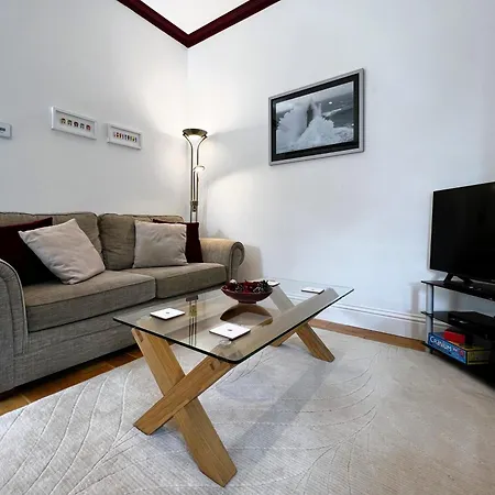 6 Manor - Family Friendly In Old Village *
