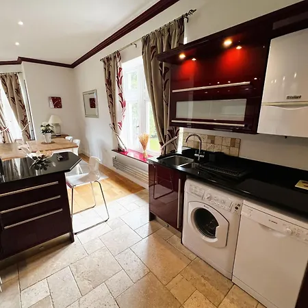 Apartment 6 Manor - Family Friendly In Old Village *