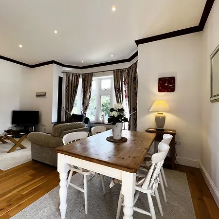 6 Manor - Family Friendly In Old Village Apartment *