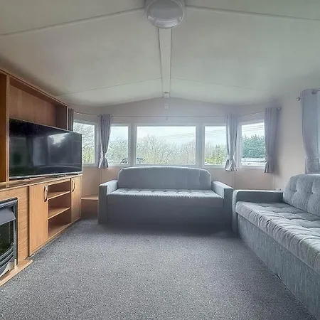Lovely Caravan At Lower Hyde Park, Isle Of Wight Ref 24001g *