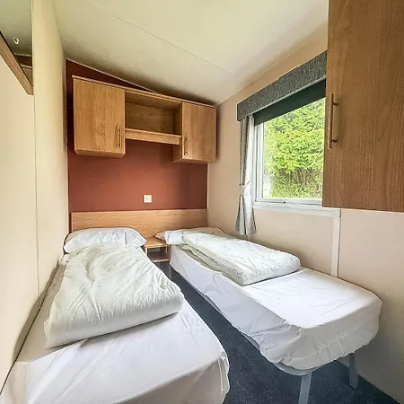 Lovely Caravan At Lower Hyde Park, Isle Of Wight Ref 24001g