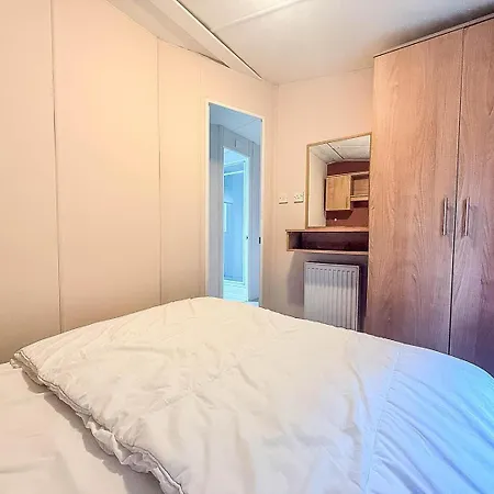 Lovely Caravan At Lower Hyde Park, Isle Of Wight Ref 24001g *