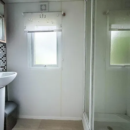 Lovely Caravan At Lower Hyde Park, Isle Of Wight Ref 24001g Shanklin