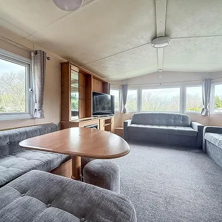 Lovely Caravan At Lower Hyde Park, Isle Of Wight Ref 24001g Acampamento *