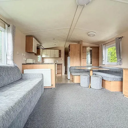 Lovely Caravan At Lower Hyde Park, Isle Of Wight Ref 24001g Acampamento Shanklin