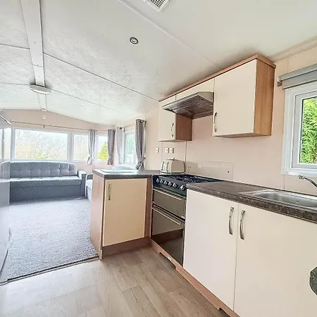 Lovely Caravan At Lower Hyde Park, Isle Of Wight Ref 24001g *